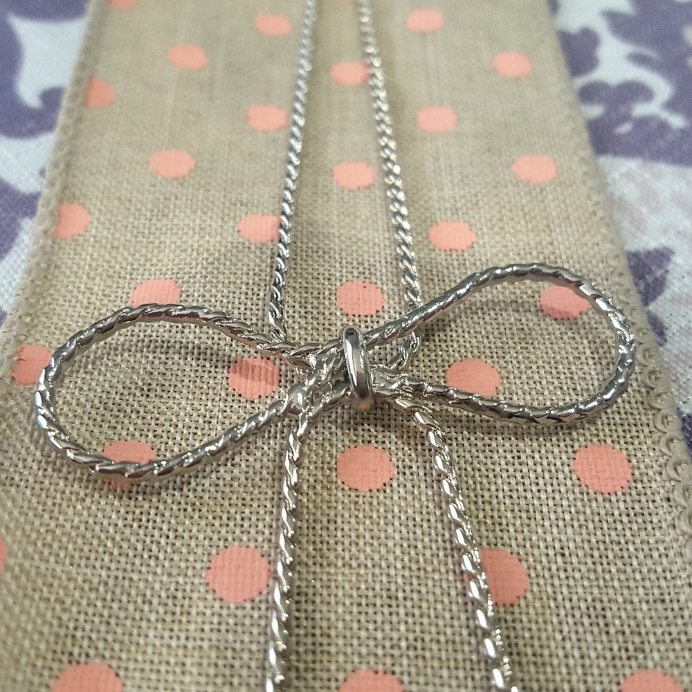 Long bow-tie necklace